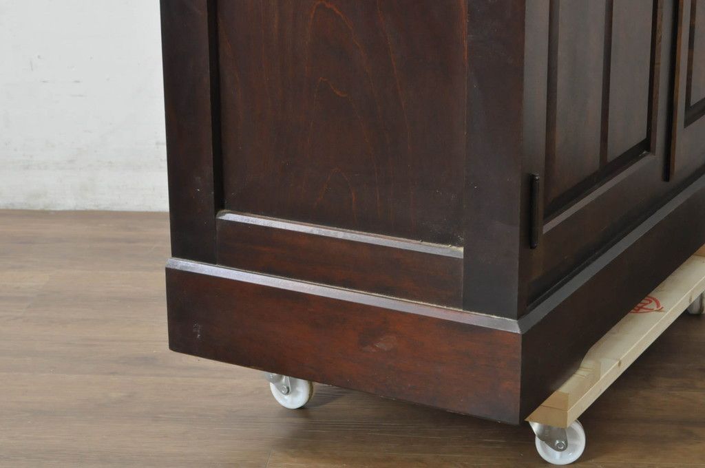 中古　北海道民芸家具　HM160K　格子組みガラス戸と充実した収納力が魅力の食器棚　(R-080862)