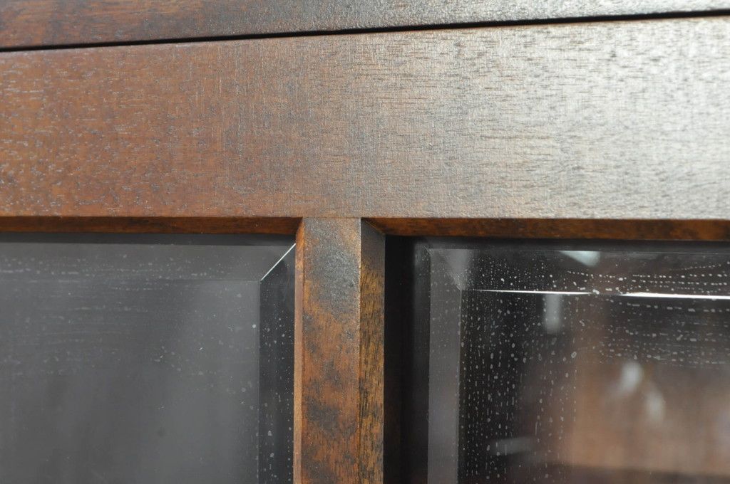 中古　北海道民芸家具　HM160K　格子組みガラス戸と充実した収納力が魅力の食器棚　(R-080862)