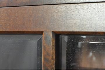 中古　北海道民芸家具　HM160K　格子組みガラス戸と充実した収納力が魅力の食器棚　(R-080862)