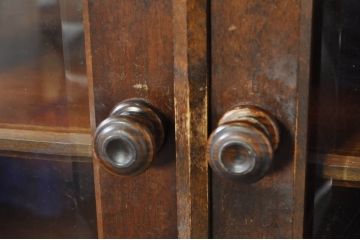 中古　北海道民芸家具　HM160K　格子組みガラス戸と充実した収納力が魅力の食器棚　(R-080862)