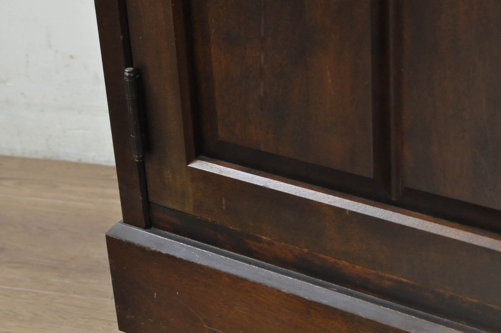 中古　北海道民芸家具　HM160K　格子組みガラス戸と充実した収納力が魅力の食器棚　(R-080862)