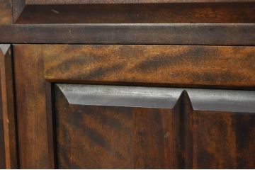 中古　北海道民芸家具　HM160K　格子組みガラス戸と充実した収納力が魅力の食器棚　(R-080862)