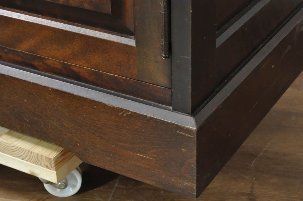 中古　北海道民芸家具　HM160K　格子組みガラス戸と充実した収納力が魅力の食器棚　(R-080862)