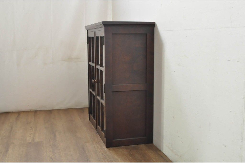 《脚(台輪)取り付け加工費込み》　中古　北海道民芸家具　格子入りガラス扉のキャビネット　(R-080867)