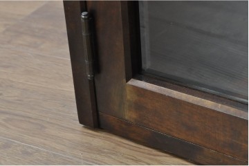 《脚(台輪)取り付け加工費込み》　中古　北海道民芸家具　格子入りガラス扉のキャビネット　(R-080867)