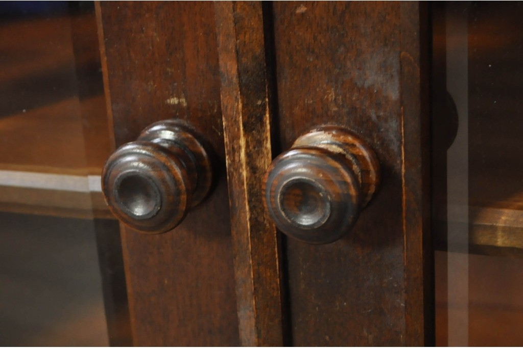 《脚(台輪)取り付け加工費込み》　中古　北海道民芸家具　格子入りガラス扉のキャビネット　(R-080867)