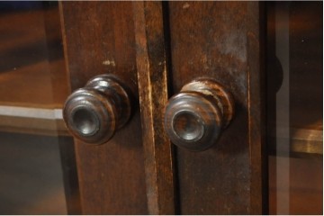 《脚(台輪)取り付け加工費込み》　中古　北海道民芸家具　格子入りガラス扉のキャビネット　(R-080867)