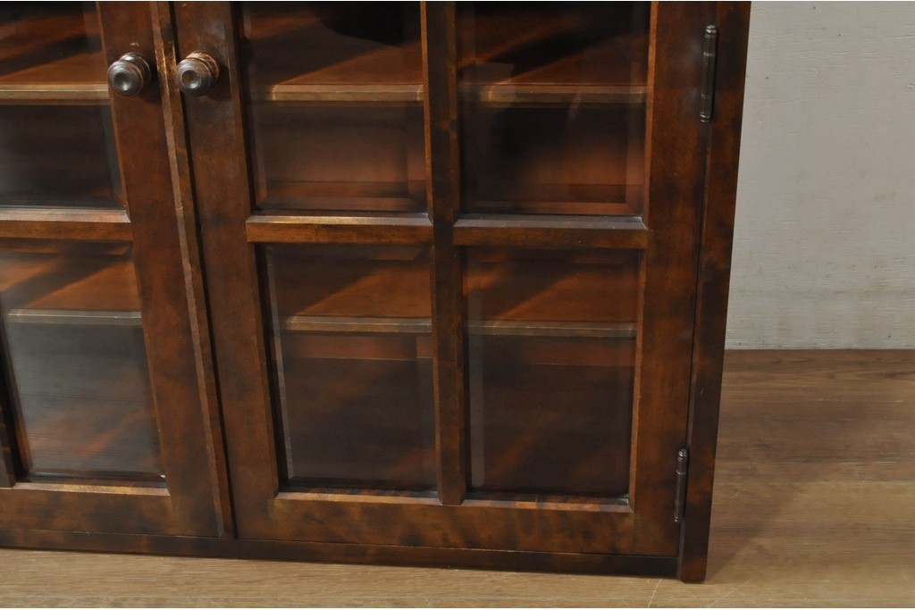 《脚(台輪)取り付け加工費込み》　中古　北海道民芸家具　格子入りガラス扉のキャビネット　(R-080867)