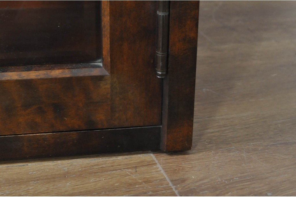 《脚(台輪)取り付け加工費込み》　中古　北海道民芸家具　格子入りガラス扉のキャビネット　(R-080867)