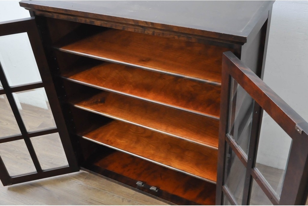 《脚(台輪)取り付け加工費込み》　中古　北海道民芸家具　格子入りガラス扉のキャビネット　(R-080867)