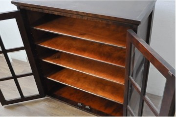 《脚(台輪)取り付け加工費込み》　中古　北海道民芸家具　格子入りガラス扉のキャビネット　(R-080867)