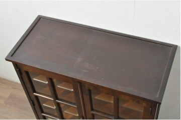 《脚(台輪)取り付け加工費込み》　中古　北海道民芸家具　格子入りガラス扉のキャビネット　(R-080867)