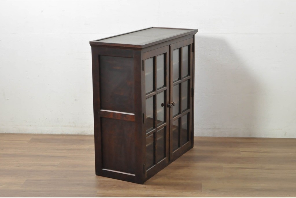 《脚(台輪)取り付け加工費込み》　中古　北海道民芸家具　格子入りガラス扉のキャビネット　(R-080867)