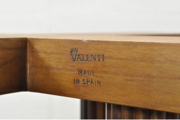 中古　スペイン　バロッサバレンティ(VARO,S.A. VALENTI)　艶やかな木肌と深みある色合いが魅力のラウンドダイニングテーブル(4人掛け、2人掛け、食卓、ラウンドテーブル、丸テーブル)(定価約70万円)(R-080870)