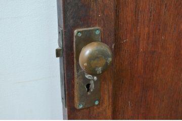 アンティーク建具　レトロな佇まいが魅力的なドア1枚(木製扉、板戸)(R-080873)