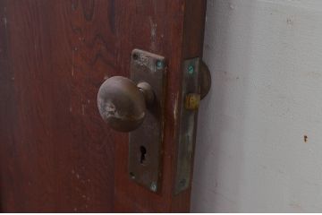 アンティーク建具　レトロな佇まいが魅力的なドア1枚(木製扉、板戸)(R-080874)