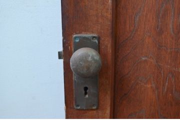 アンティーク建具　レトロな佇まいが魅力的なドア1枚(木製扉、板戸)(R-080874)