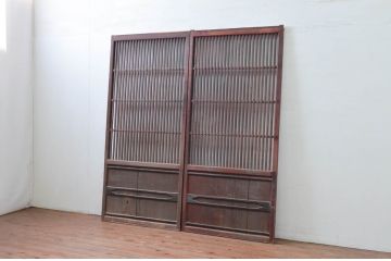 アンティーク建具　上手物!!腰板の飾りが印象的な厚手の格子戸2枚セット(引き戸、玄関戸)(R-080880)