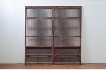 アンティーク建具　上手物!!腰板の飾りが印象的な厚手の格子戸2枚セット(引き戸、玄関戸)(R-080880)