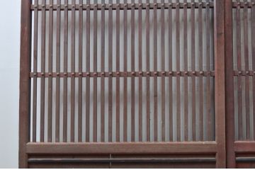 アンティーク建具　上手物!!腰板の飾りが印象的な厚手の格子戸2枚セット(引き戸、玄関戸)(R-080880)