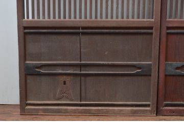 アンティーク建具　上手物!!腰板の飾りが印象的な厚手の格子戸2枚セット(引き戸、玄関戸)(R-080880)