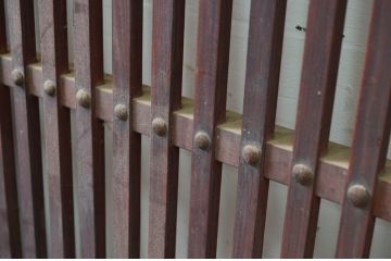 アンティーク建具　上手物!!腰板の飾りが印象的な厚手の格子戸2枚セット(引き戸、玄関戸)(R-080880)