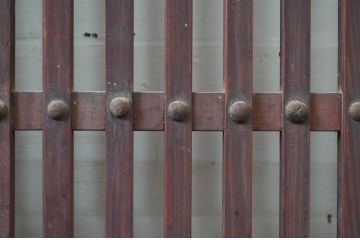 アンティーク建具　上手物!!腰板の飾りが印象的な厚手の格子戸2枚セット(引き戸、玄関戸)(R-080880)