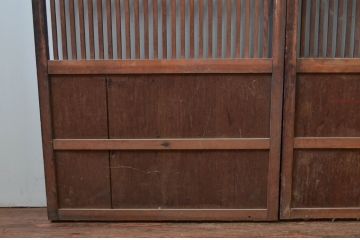 アンティーク建具　上手物!!腰板の飾りが印象的な厚手の格子戸2枚セット(引き戸、玄関戸)(R-080880)