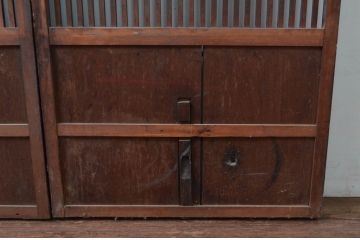 アンティーク建具　上手物!!腰板の飾りが印象的な厚手の格子戸2枚セット(引き戸、玄関戸)(R-080880)