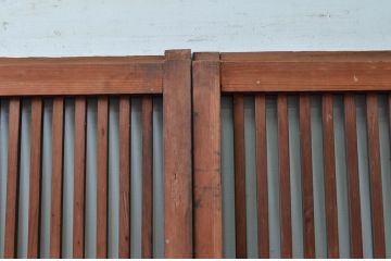 アンティーク建具　上手物!!腰板の飾りが印象的な厚手の格子戸2枚セット(引き戸、玄関戸)(R-080880)