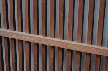 アンティーク建具　上手物!!腰板の飾りが印象的な厚手の格子戸2枚セット(引き戸、玄関戸)(R-080880)