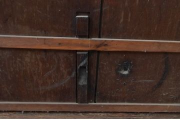 アンティーク建具　上手物!!腰板の飾りが印象的な厚手の格子戸2枚セット(引き戸、玄関戸)(R-080880)
