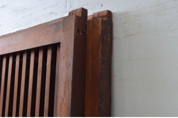 アンティーク建具　上手物!!腰板の飾りが印象的な厚手の格子戸2枚セット(引き戸、玄関戸)(R-080880)