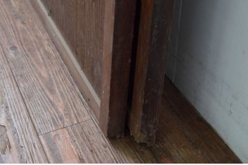 アンティーク建具　上手物!!腰板の飾りが印象的な厚手の格子戸2枚セット(引き戸、玄関戸)(R-080880)