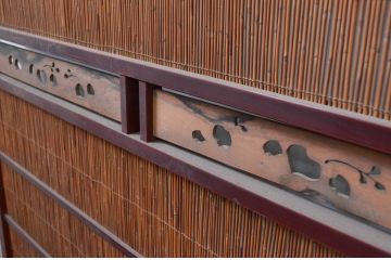 アンティーク建具　漆塗り框　黒柿透かし彫り入りの高級な幅広夏戸2枚セット(引き戸、簾戸、簀戸、葭戸、夏障子、御簾戸、すど)(R-080885)