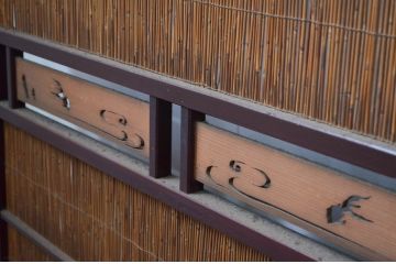 アンティーク建具　漆塗り框　黒柿透かし彫り入りの高級な夏戸4枚セット(引き戸、簾戸、簀戸、葭戸、夏障子、御簾戸、すど)(R-080889)