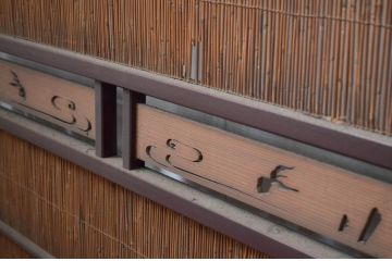 アンティーク建具　漆塗り框　黒柿透かし彫り入りの高級な夏戸4枚セット(引き戸、簾戸、簀戸、葭戸、夏障子、御簾戸、すど)(R-080889)