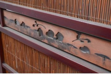 アンティーク建具　漆塗り框　黒柿透かし彫り入りの高級な幅広夏戸2枚セット(引き戸、簾戸、簀戸、葭戸、夏障子、御簾戸、すど)(R-080891)