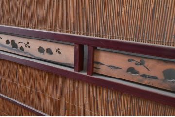 アンティーク建具　漆塗り框　黒柿透かし彫り入りの高級な幅広夏戸2枚セット(引き戸、簾戸、簀戸、葭戸、夏障子、御簾戸、すど)(R-080891)