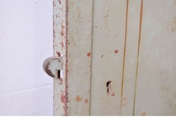 ビンテージ建具　ペイント仕上げ限定　古い銀行のレトロな鉄扉1枚(玄関戸、ドア、ヴィンテージ)(R-080894)