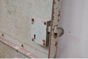 ビンテージ建具　ペイント仕上げ限定　古い銀行のレトロな鉄扉1枚(玄関戸、ドア、ヴィンテージ)(R-080894)