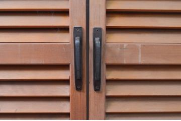 ビンテージ建具　シンプルなデザインが取り入れやすいルーバー扉1対2枚セット(雨戸、木製、ヴィンテージ)(R-080896)