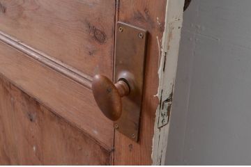 フランスアンティーク　パイン材　ペイント仕上げ限定　グレモン錠付き　ホワイトペイントのシャビーな雰囲気あふれるドアとドア枠のセット(扉、木製ドア、建具)(R-080905)