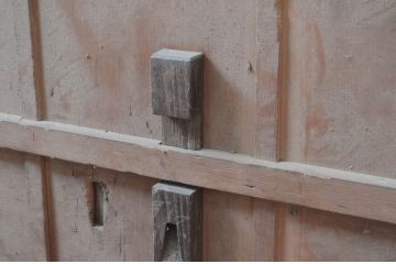 アンティーク建具　時を経た風合いが楽しめるシンプルな薄型蔵戸1枚(引き戸、玄関戸)(R-080921)