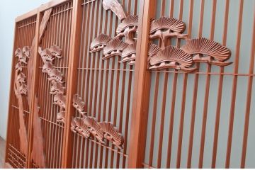 アンティーク建具　松・鶴　縁起物の彫刻が魅力的な片面ガラスの書院戸4枚セット(窓、引き戸、ガラス戸)(R-080924)