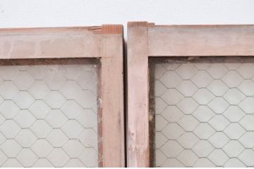 アンティーク建具　どこか懐かしい雰囲気を感じる金網入りガラス窓2枚セット(引き戸、ガラス戸)(R-080930)