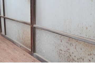 アンティーク建具　レトロな雰囲気が溢れるガラス窓2枚セット(引き戸、ガラス戸)(R-080932)