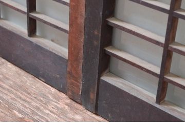 アンティーク建具　レトロな空間を演出する格子入りガラス窓2枚セット(引き戸、ガラス戸、格子戸)(R-080934)