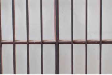 アンティーク建具　レトロな空間を演出する格子入りガラス窓2枚セット(引き戸、ガラス戸、格子戸)(R-080934)