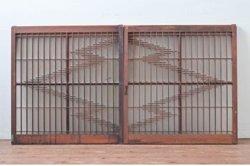 アンティーク建具　和の空間づくりにおすすめな格子入りガラス窓2枚セット(引き戸、ガラス戸、格子戸、組子)(R-080935)
